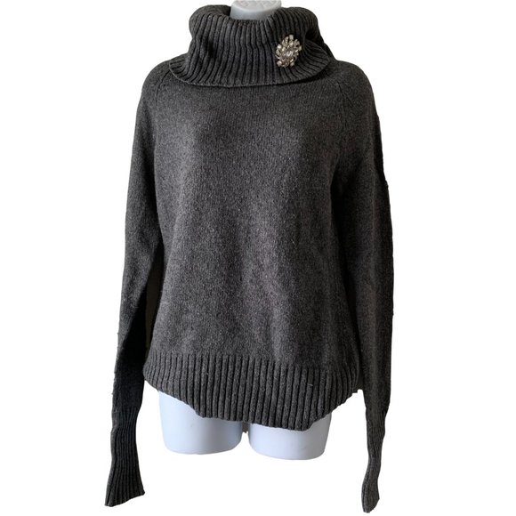GAP grey turtleneck size M (brooch NOT SOLD) - Picture 1 of 9